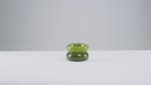 Video featuring cats and dogs in various colours eating and drinking from raised bowls in green, purple, pink and orange with the logo for Pehom New York.